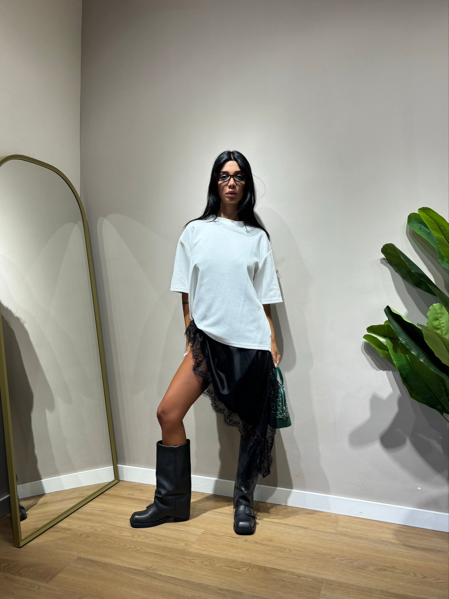 Dress must have ( nero / burgundi )