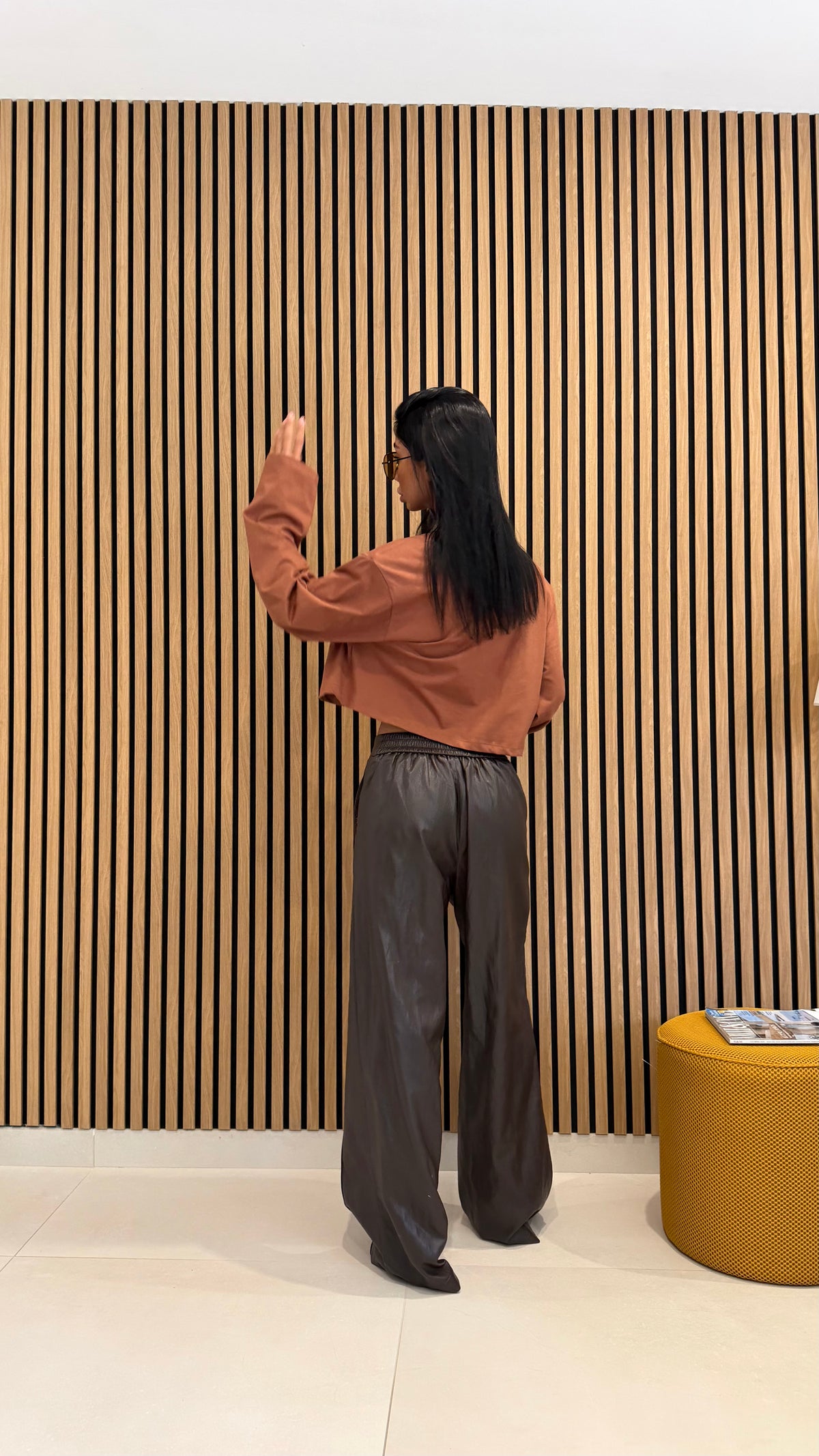 Pantaloni ampi in simil pelle marrone