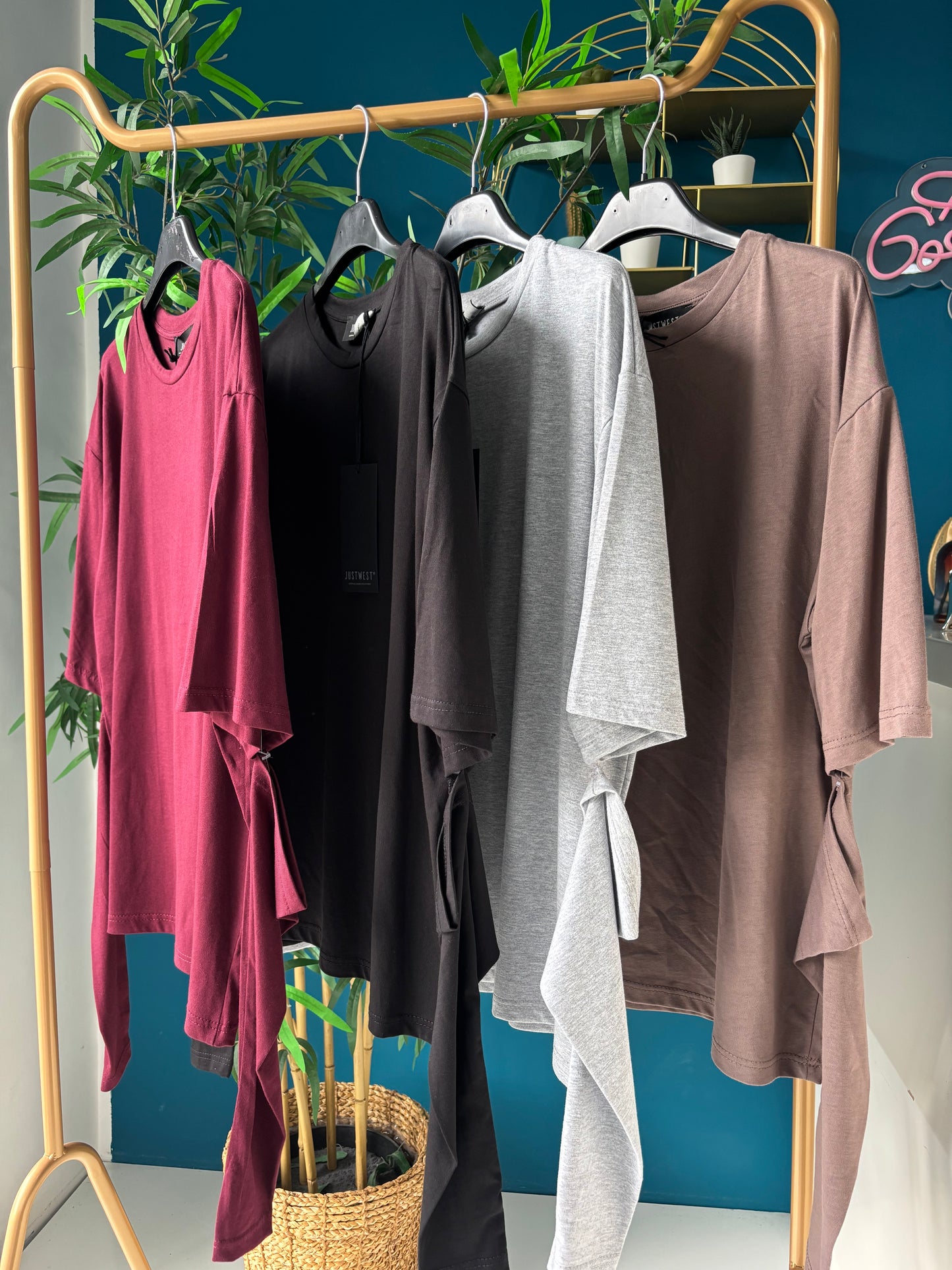 T- shirt over con manicotti