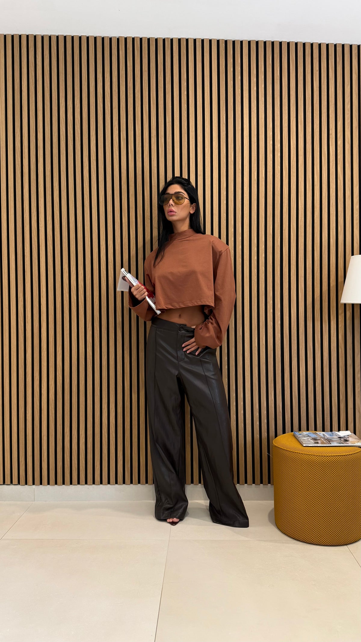 Pantaloni ampi in simil pelle marrone