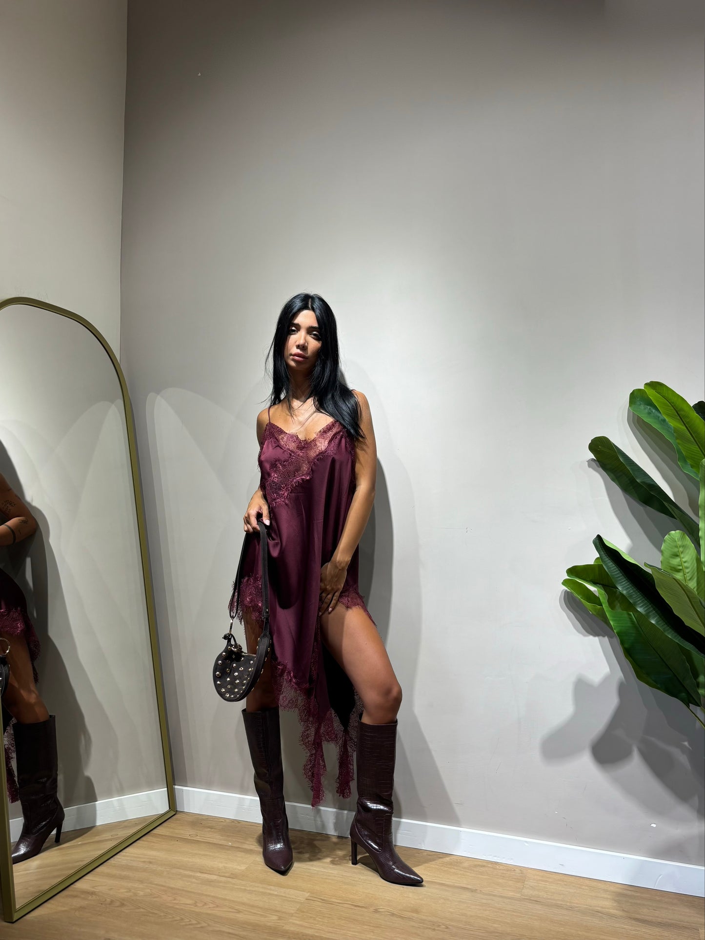 Dress must have ( nero / burgundi )