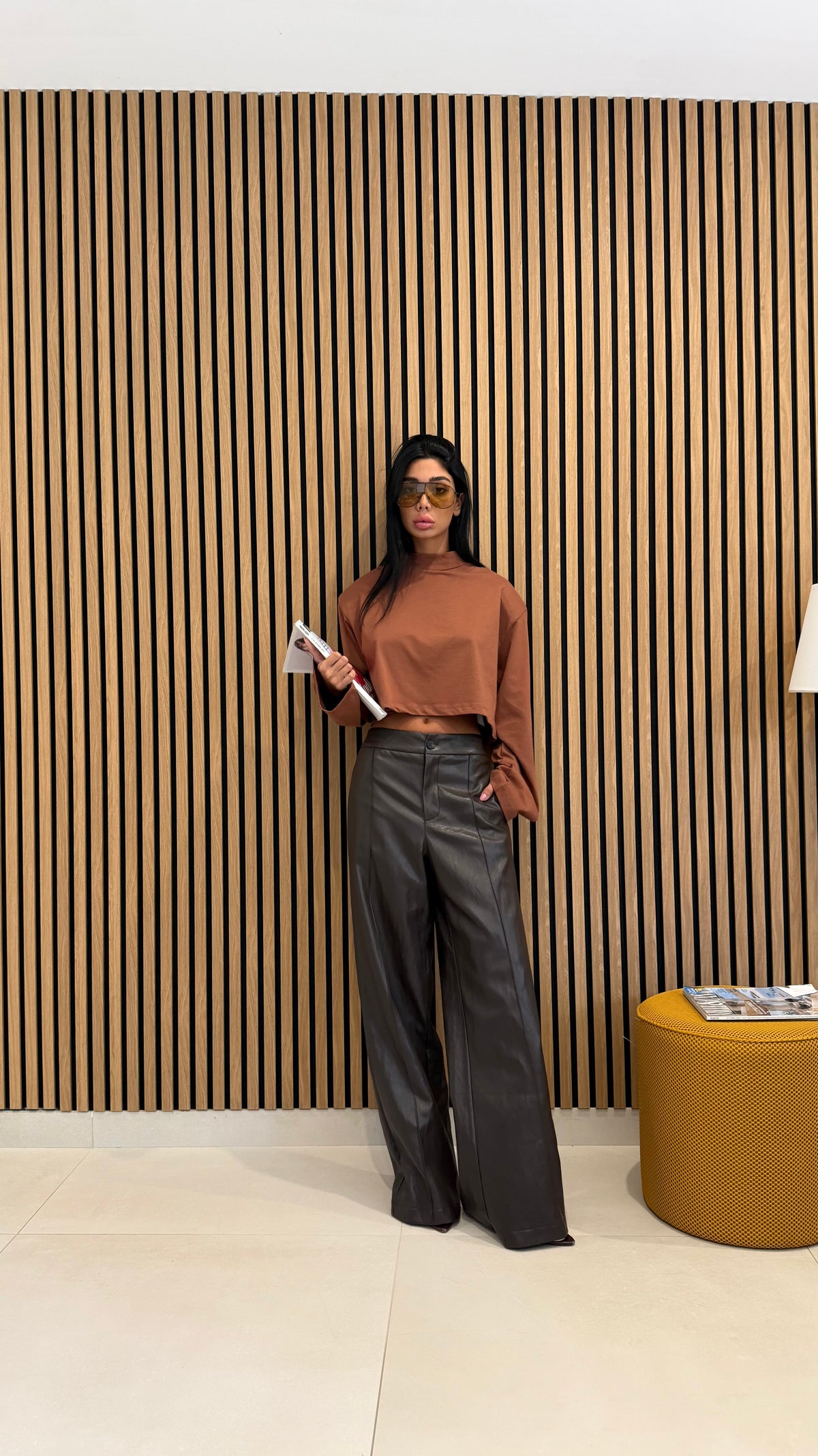 Pantaloni ampi in simil pelle marrone