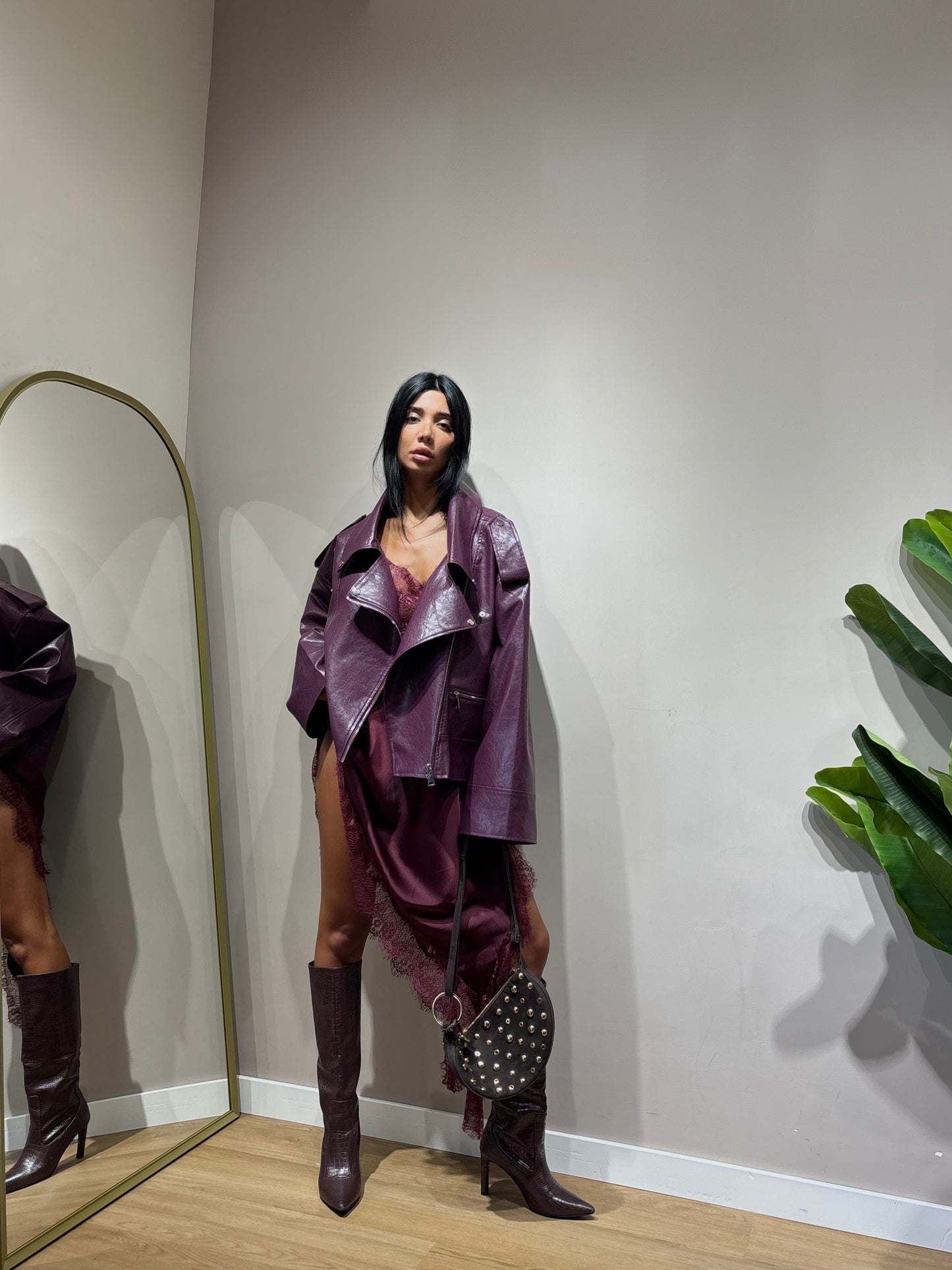 Dress must have ( nero / burgundi )