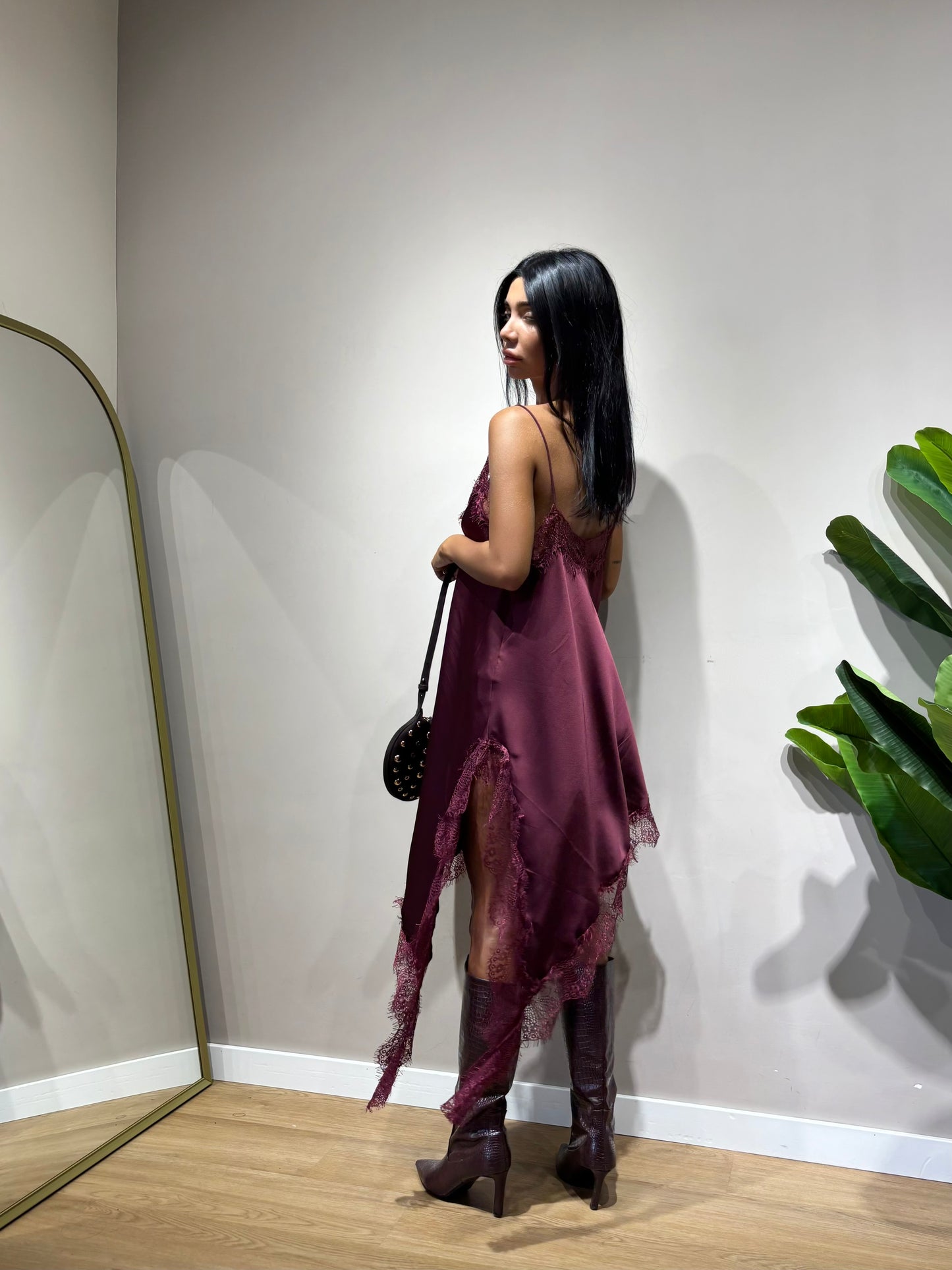 Dress must have ( nero / burgundi )