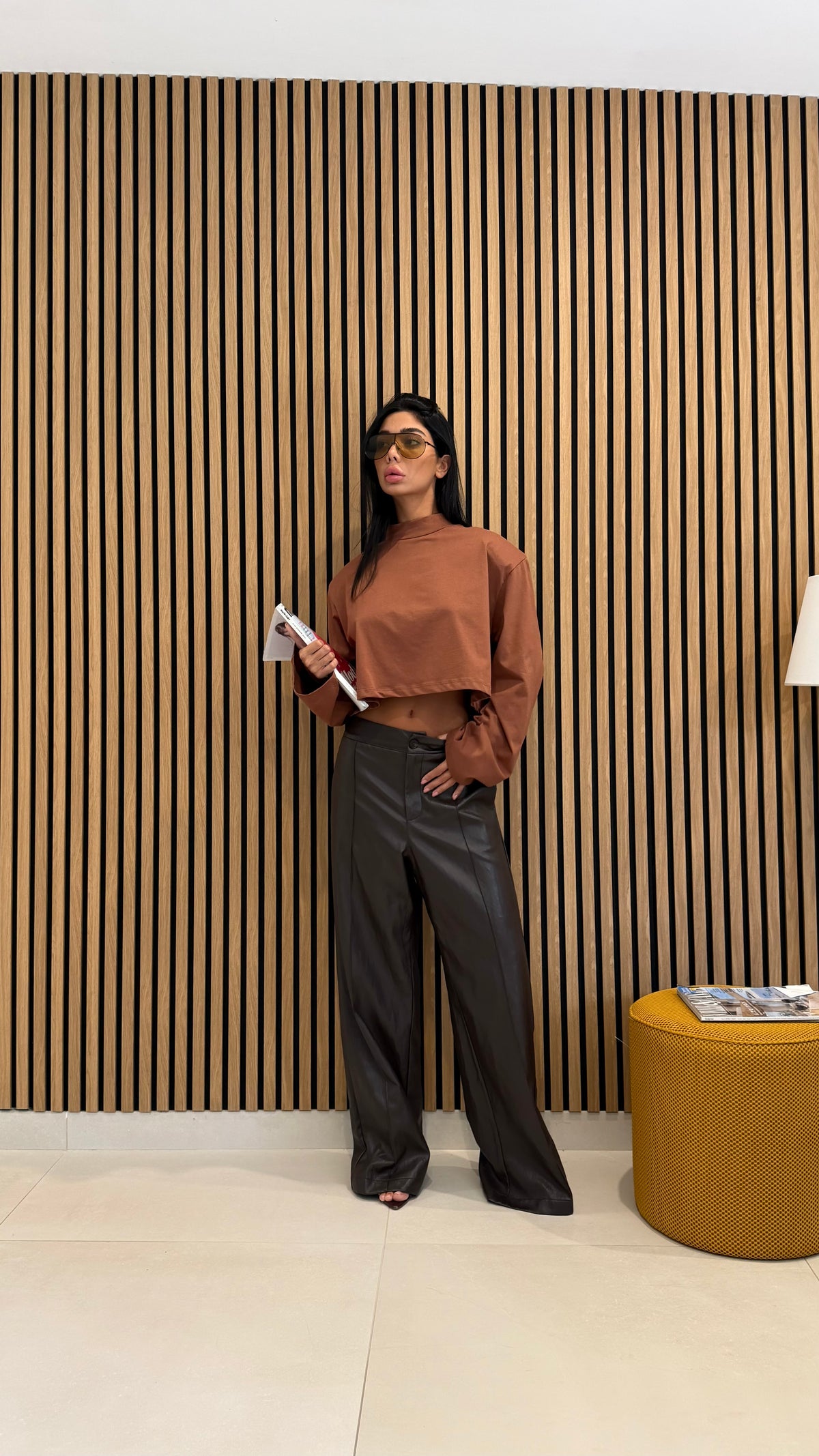 Pantaloni ampi in simil pelle marrone