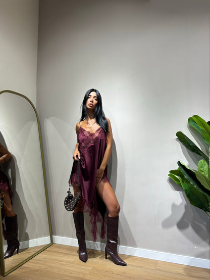 Dress must have ( nero / burgundi )